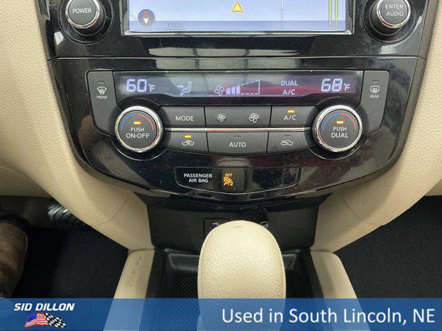 Photo of 2015 Super Black Nissan Rogue