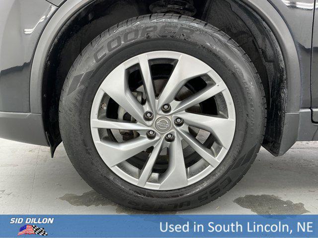Photo of 2015 Super Black Nissan Rogue