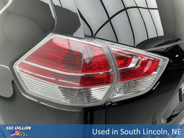 Photo of 2015 Super Black Nissan Rogue