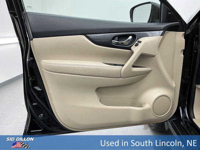 Photo of 2015 Super Black Nissan Rogue