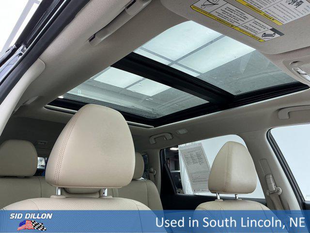 Photo of 2015 Super Black Nissan Rogue