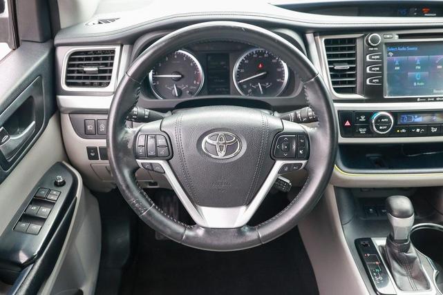 Photo of 2018 Celestial Silver Metallic Toyota Highlander