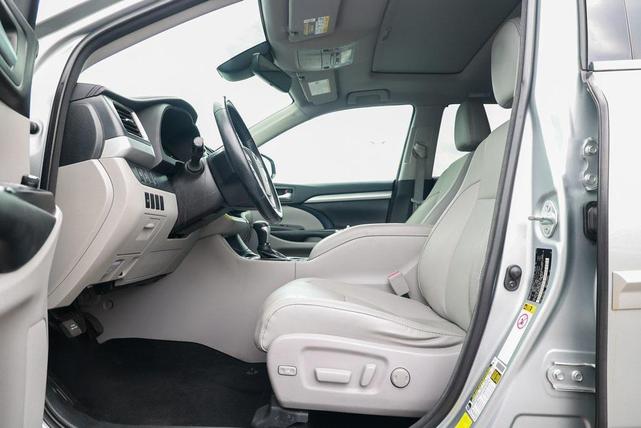 Photo of 2018 Celestial Silver Metallic Toyota Highlander