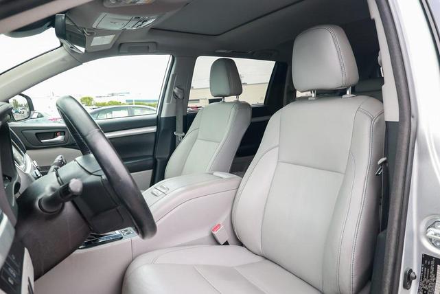 Photo of 2018 Celestial Silver Metallic Toyota Highlander