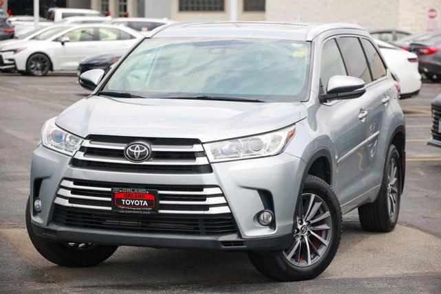 Photo of 2018 Celestial Silver Metallic Toyota Highlander