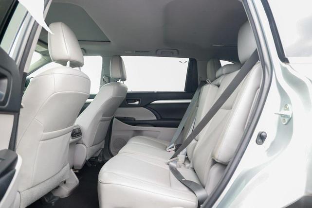 Photo of 2018 Celestial Silver Metallic Toyota Highlander