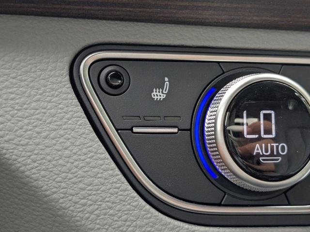 Photo of 2022 Glacier White Metallic Audi Q5