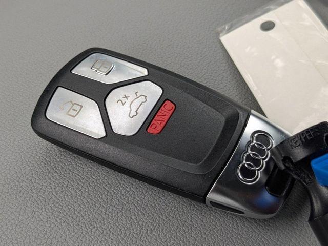 Photo of 2022 Glacier White Metallic Audi Q5