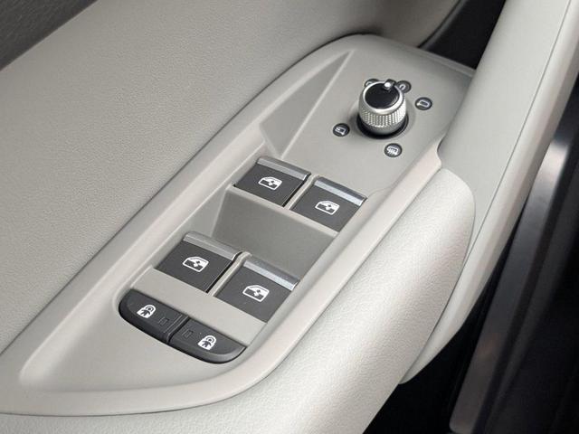 Photo of 2022 Glacier White Metallic Audi Q5