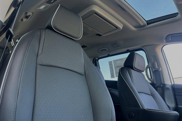 Photo of 2025 Platinum White Pearl Honda Odyssey
