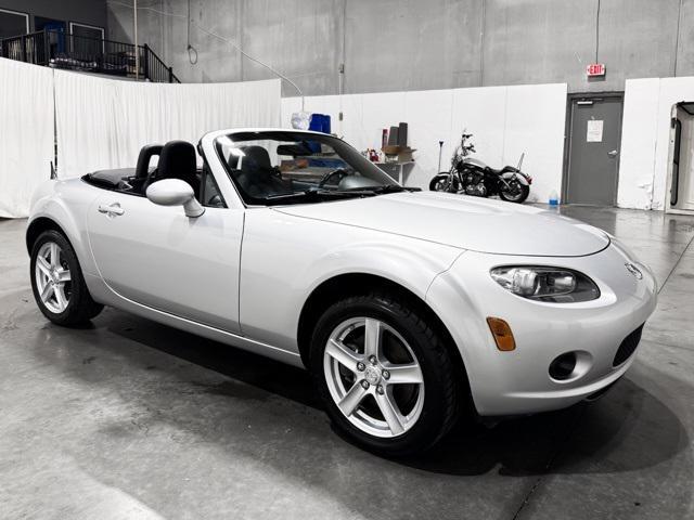 Photo of 2008 Sunlight Silver Metallic Mazda MX-5 Miata
