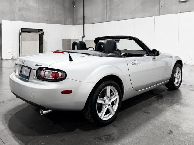 Photo of 2008 Sunlight Silver Metallic Mazda MX-5 Miata
