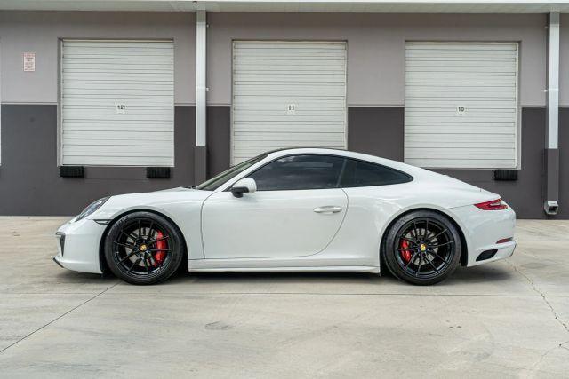 Photo of 2017 White Porsche 911