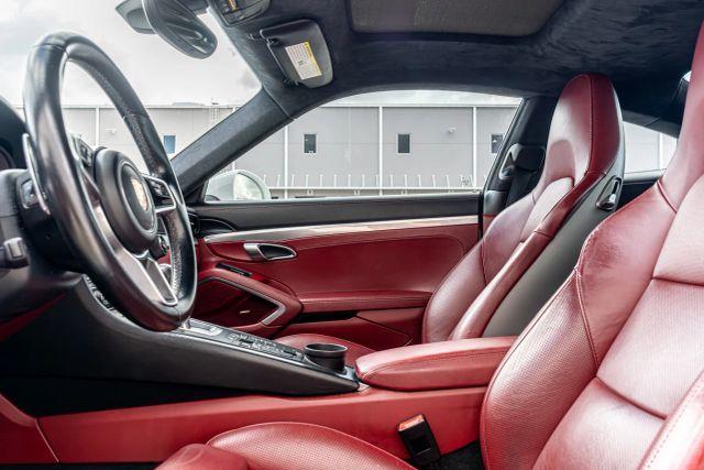 Photo of 2017 White Porsche 911