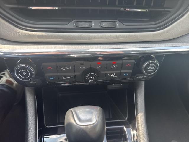 Photo of 2022 Bright White Clearcoat Jeep Compass