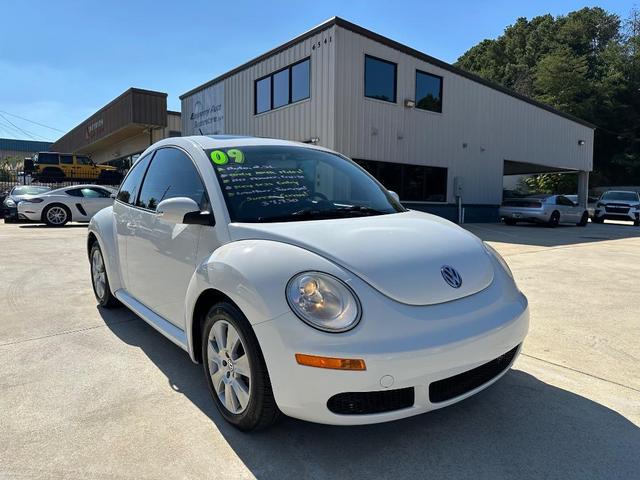 Photo of 2009 Candy White Volkswagen New Beetle