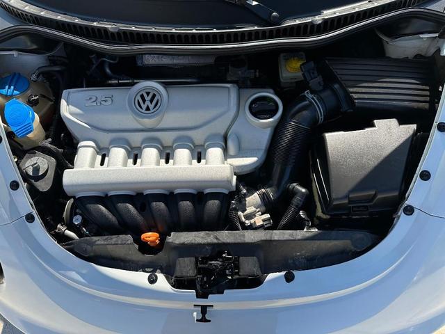 Photo of 2009 Candy White Volkswagen New Beetle