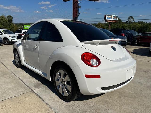 Photo of 2009 Candy White Volkswagen New Beetle