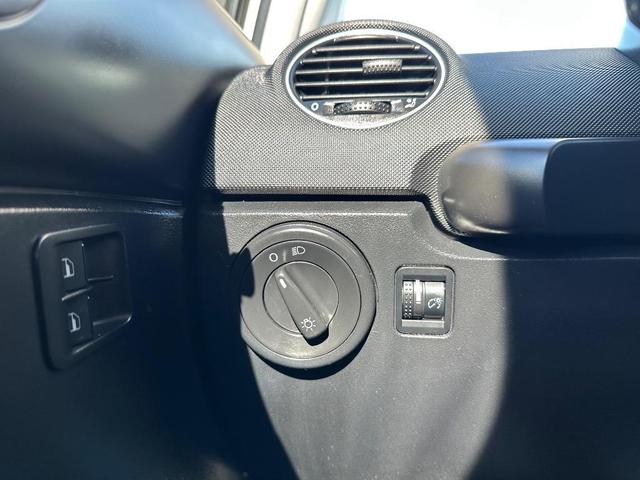 Photo of 2009 Candy White Volkswagen New Beetle