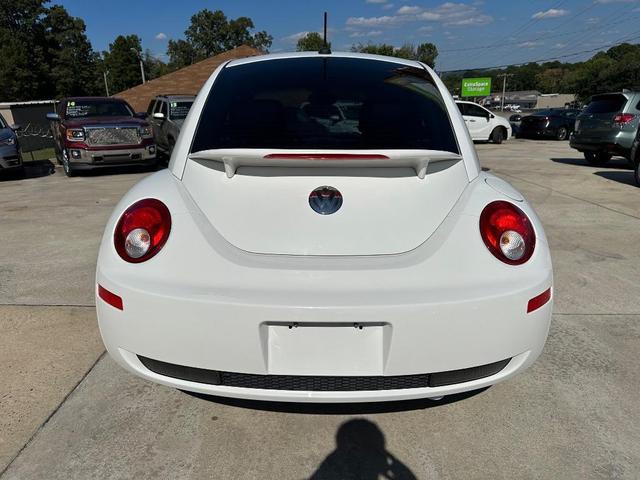 Photo of 2009 Candy White Volkswagen New Beetle