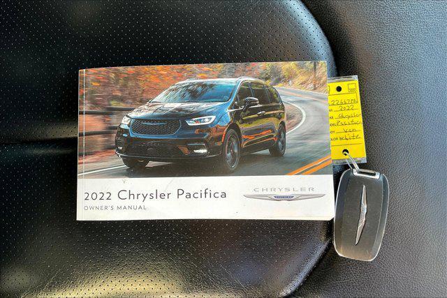 Photo of 2022 Bright White Clearcoat Chrysler Pacifica