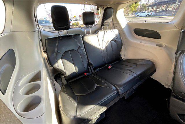 Photo of 2022 Bright White Clearcoat Chrysler Pacifica