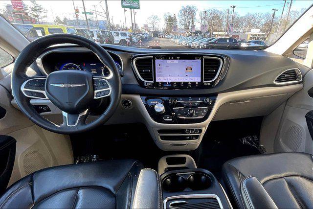 Photo of 2022 Bright White Clearcoat Chrysler Pacifica