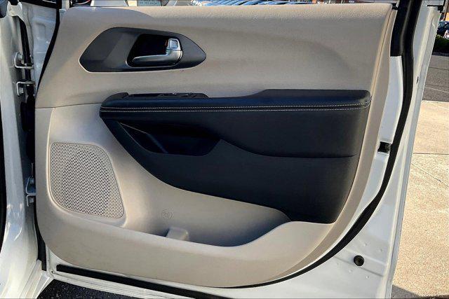 Photo of 2022 Bright White Clearcoat Chrysler Pacifica