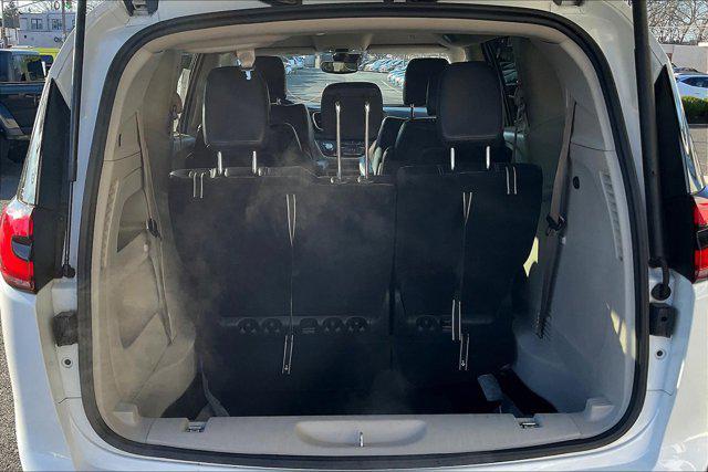 Photo of 2022 Bright White Clearcoat Chrysler Pacifica