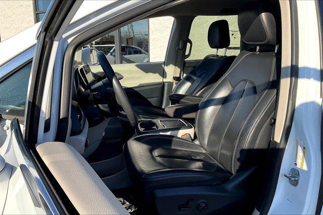 Photo of 2022 Bright White Clearcoat Chrysler Pacifica