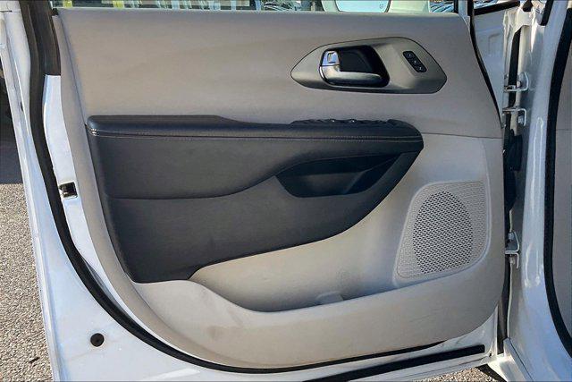 Photo of 2022 Bright White Clearcoat Chrysler Pacifica