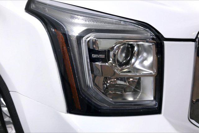 Photo of 2020 Summit White GMC Yukon