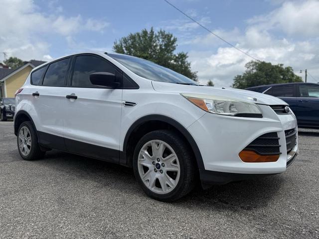 Photo of 2016 Oxford White Ford Escape