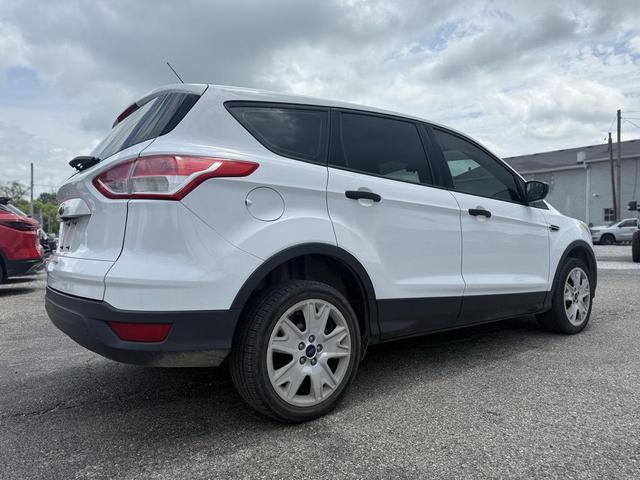 Photo of 2016 Oxford White Ford Escape