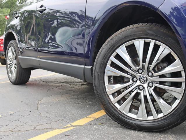 Photo of 2024 Blue Toyota Venza