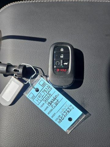 Photo of 2025 Platinum White Pearl Honda Pilot