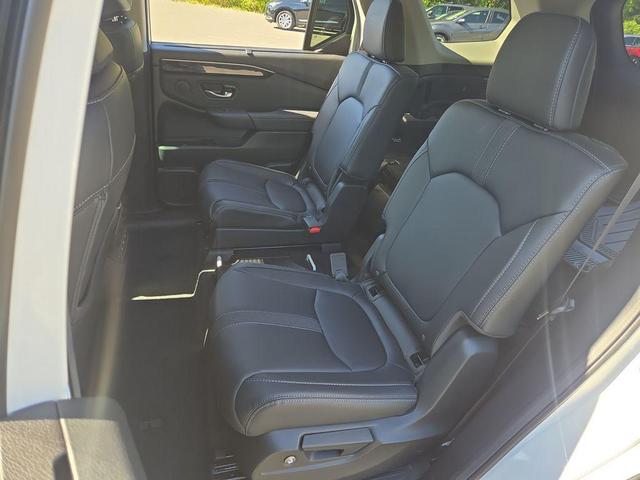 Photo of 2025 Platinum White Pearl Honda Pilot