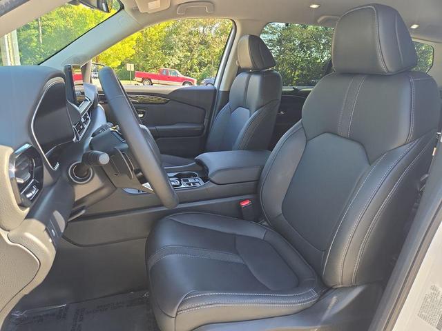 Photo of 2025 Platinum White Pearl Honda Pilot