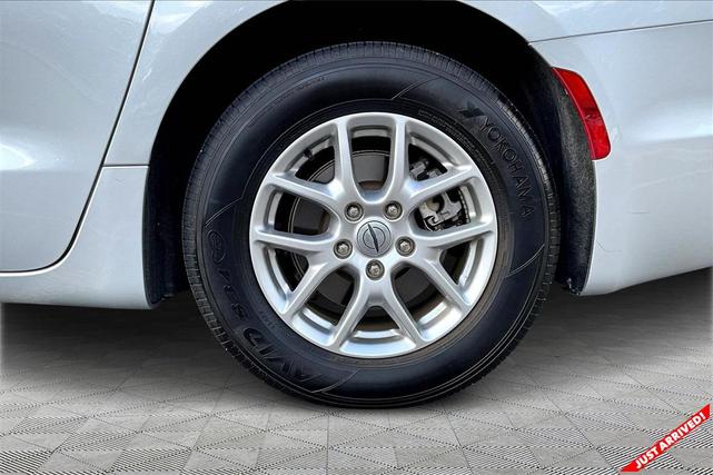 Photo of 2024 Silver Mist Clearcoat Chrysler Pacifica