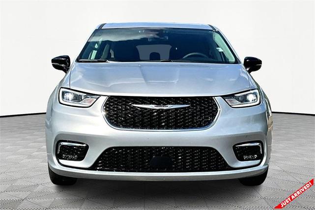 Photo of 2024 Silver Mist Clearcoat Chrysler Pacifica