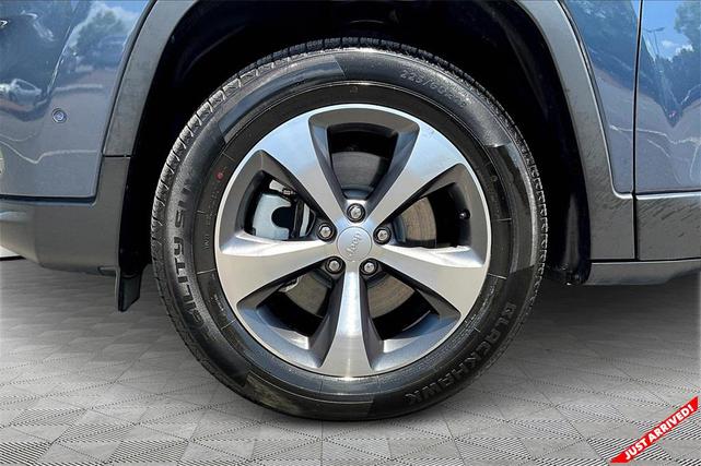Photo of 2021 Slate Blue Pearlcoat Jeep Cherokee