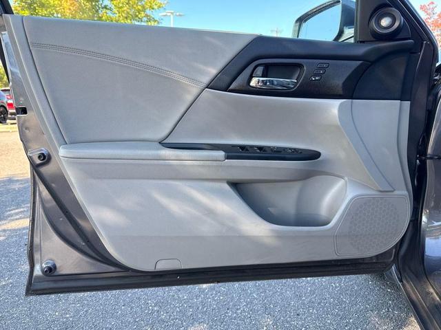 Photo of 2013 White Orchid Pearl Honda Accord