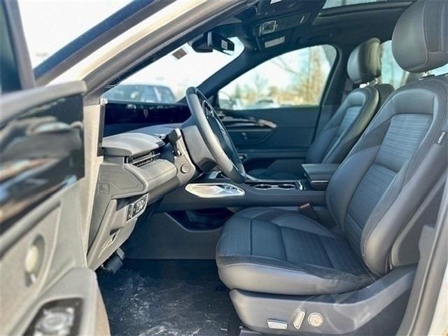 Photo of 2025 White Platinum Clearcoat Metallic Lincoln Nautilus