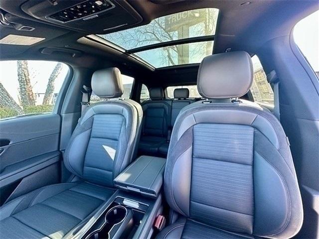 Photo of 2025 White Platinum Clearcoat Metallic Lincoln Nautilus