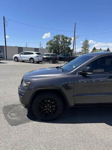 Photo of 2019 Granite Crystal Metallic Clearcoat Jeep Grand Cherokee