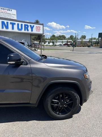 Photo of 2019 Granite Crystal Metallic Clearcoat Jeep Grand Cherokee