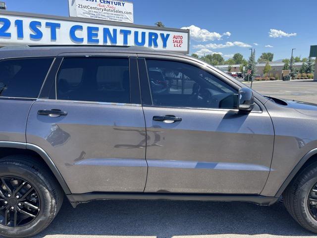 Photo of 2019 Granite Crystal Metallic Clearcoat Jeep Grand Cherokee