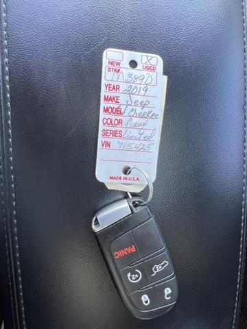 Photo of 2019 Granite Crystal Metallic Clearcoat Jeep Grand Cherokee