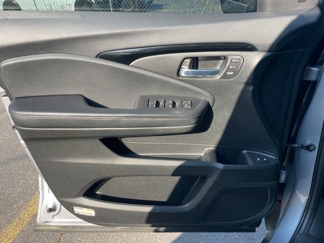 Photo of 2020 Lunar Silver Metallic Honda Pilot