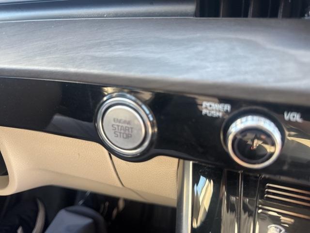 Photo of 2024 Snow White Pearl Kia Carnival
